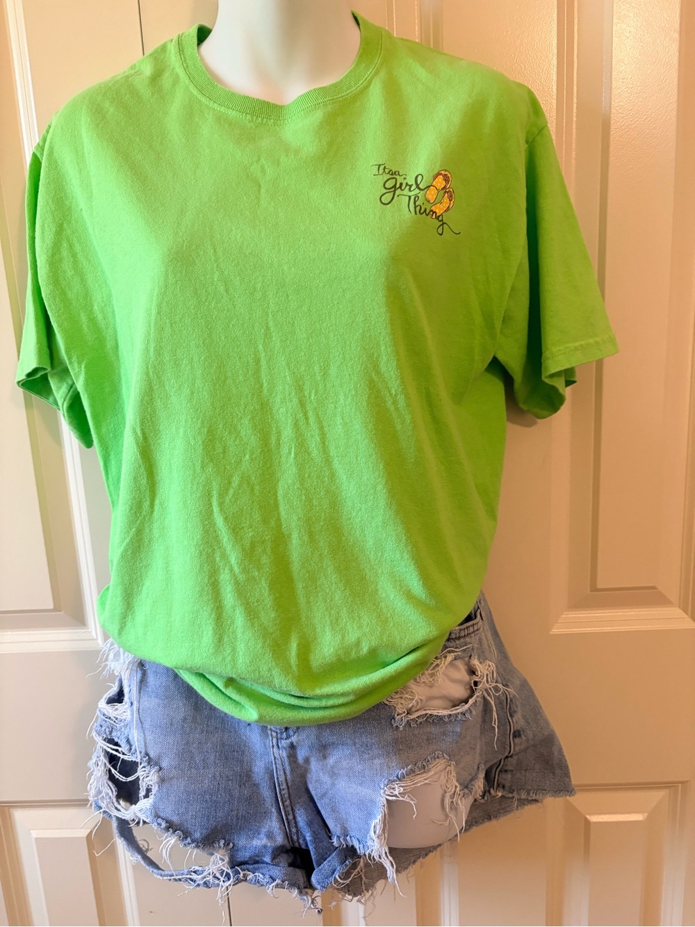 It’s A Girl Thing' Graphic Tee, size M - Picture 2 of 6